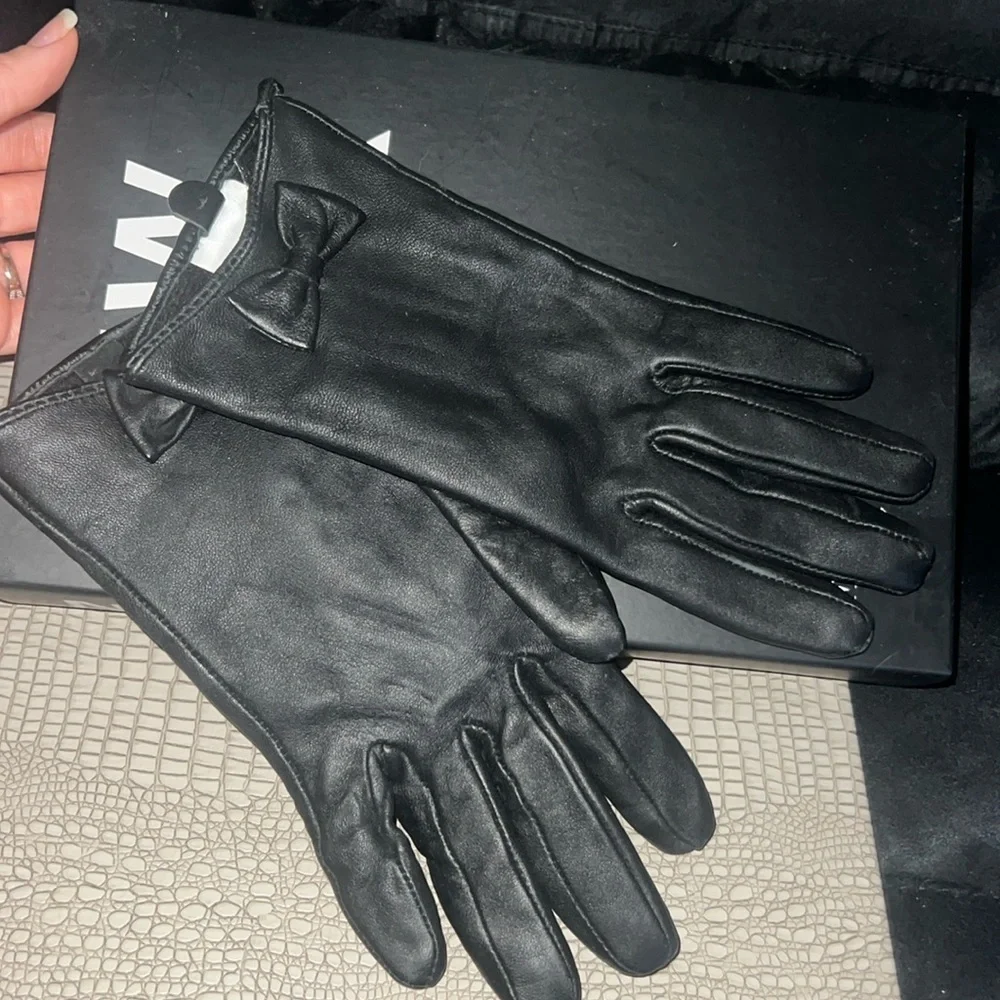 ❄️💣BARNEY’s REAL LEATHER GLOVES❄️💣 Like new!